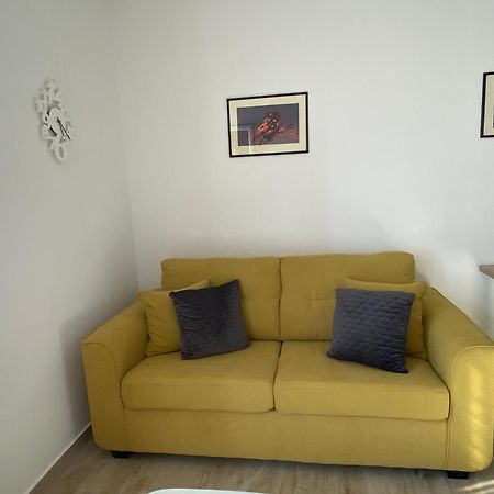 Apartments Carpe Diem Примоштен Номер фото