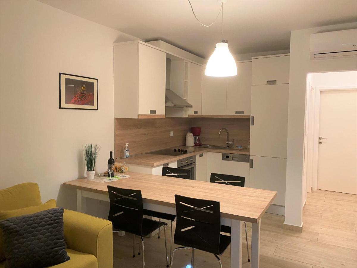 Apartments Carpe Diem Примоштен Екстер'єр фото