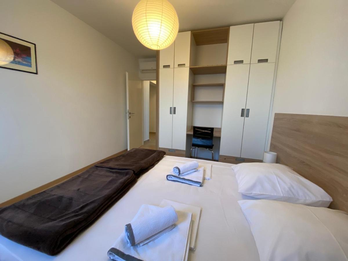 Apartments Carpe Diem Примоштен Екстер'єр фото