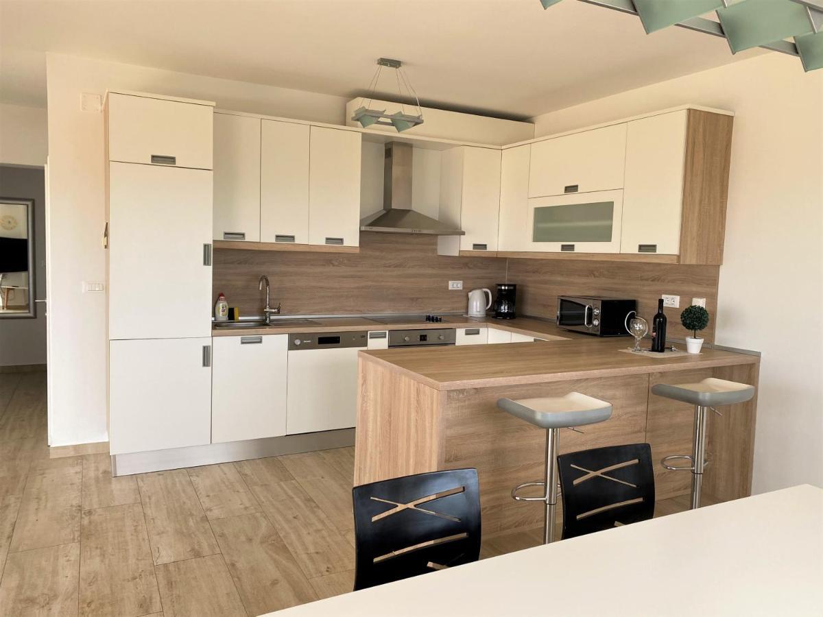 Apartments Carpe Diem Примоштен Екстер'єр фото
