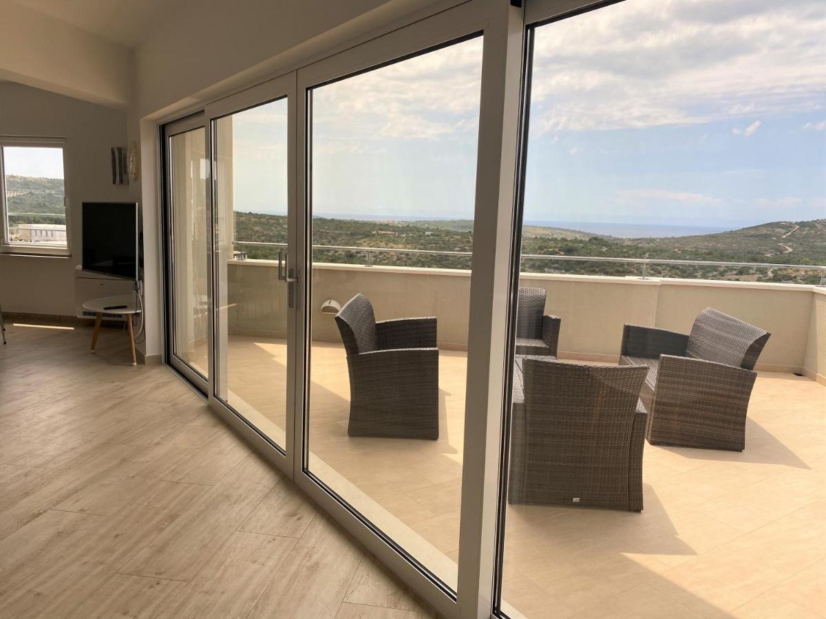 Apartments Carpe Diem Примоштен Екстер'єр фото