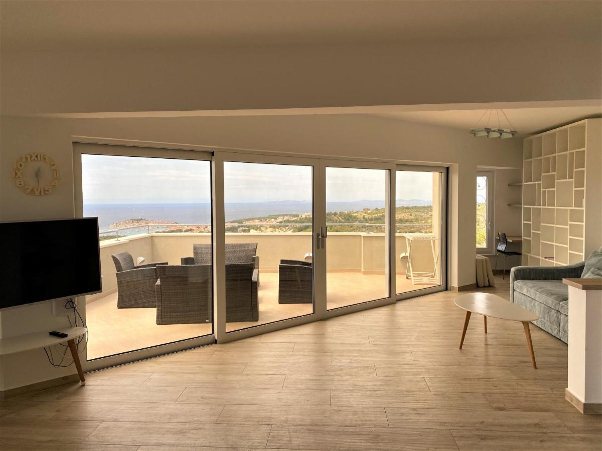 Apartments Carpe Diem Примоштен Екстер'єр фото