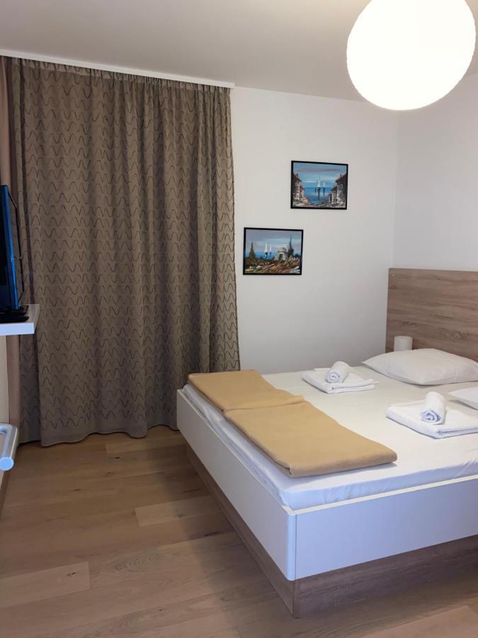 Apartments Carpe Diem Примоштен Екстер'єр фото