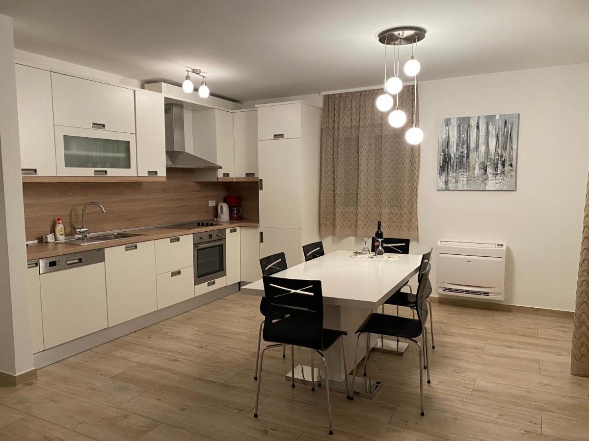 Apartments Carpe Diem Примоштен Екстер'єр фото
