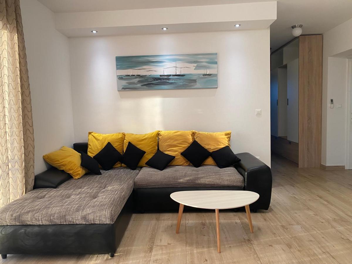 Apartments Carpe Diem Примоштен Екстер'єр фото