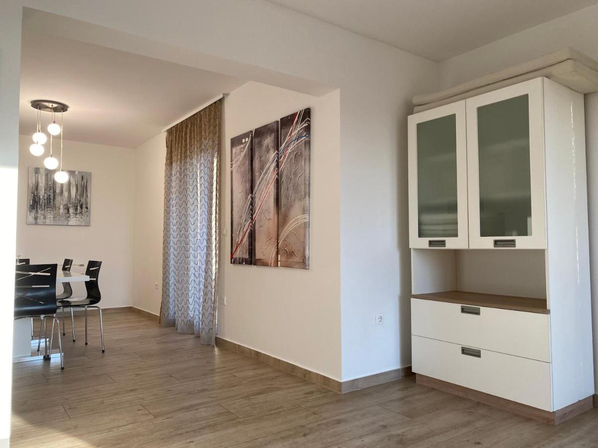Apartments Carpe Diem Примоштен Екстер'єр фото