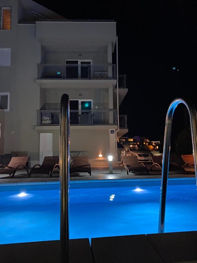Apartments Carpe Diem Примоштен Екстер'єр фото