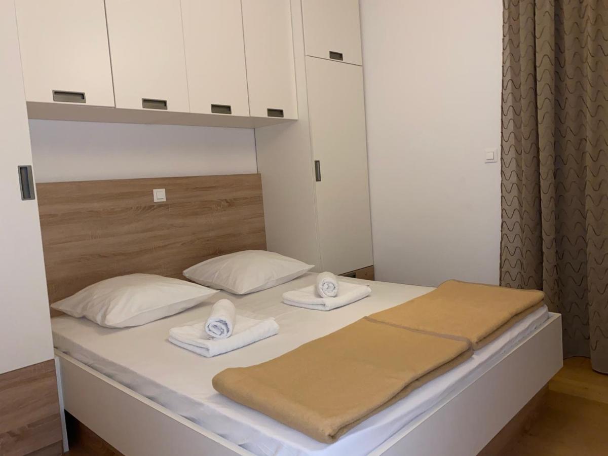 Apartments Carpe Diem Примоштен Екстер'єр фото
