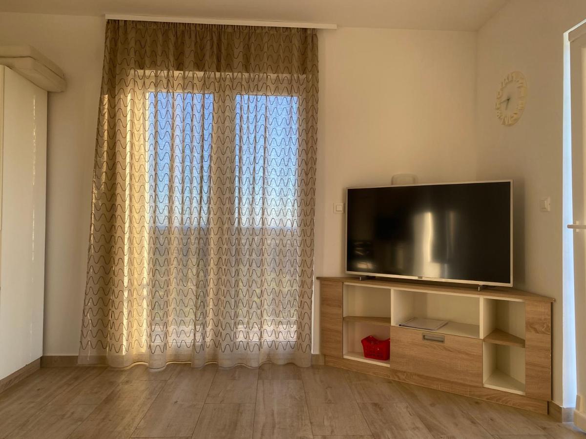Apartments Carpe Diem Примоштен Екстер'єр фото