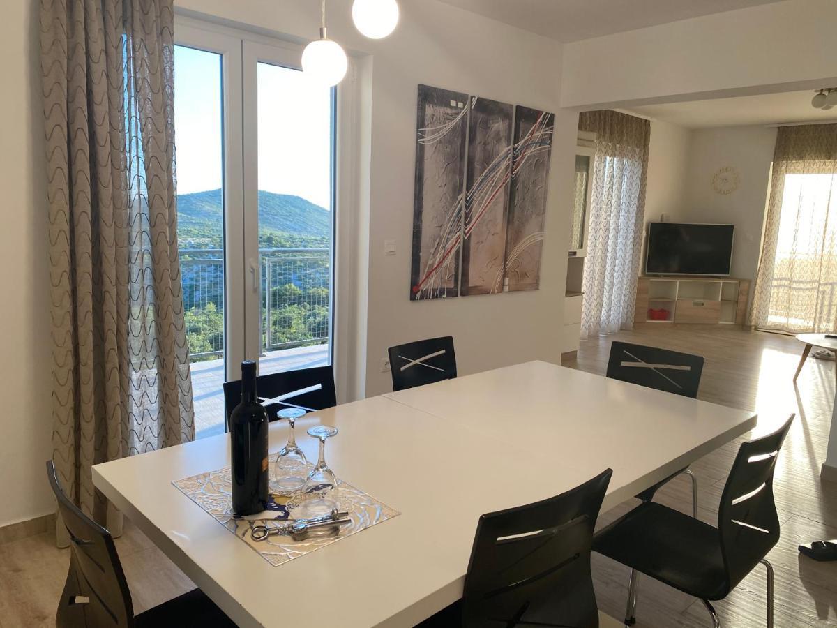 Apartments Carpe Diem Примоштен Екстер'єр фото