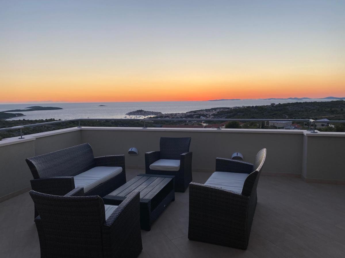 Apartments Carpe Diem Примоштен Екстер'єр фото