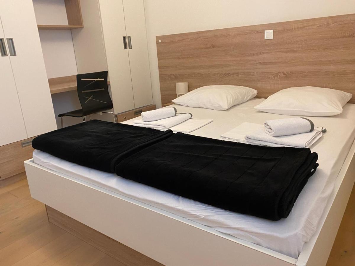 Apartments Carpe Diem Примоштен Екстер'єр фото