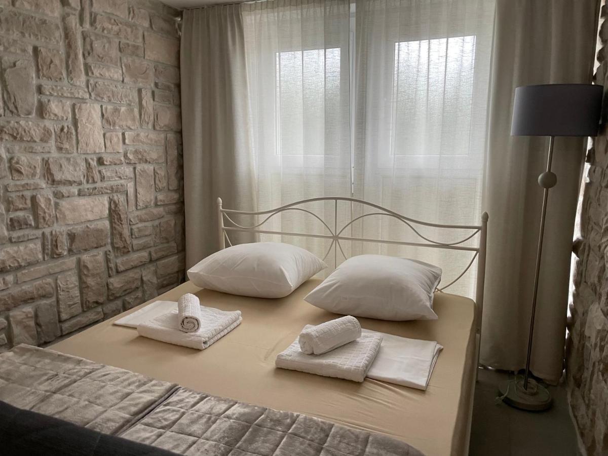 Apartments Carpe Diem Примоштен Екстер'єр фото